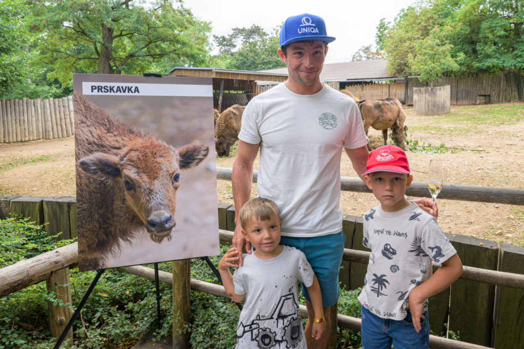 Pražská ZOO: Pětitýdenní samička zubra byla slavnostně pokřtěna a dostala jméno Prskavka