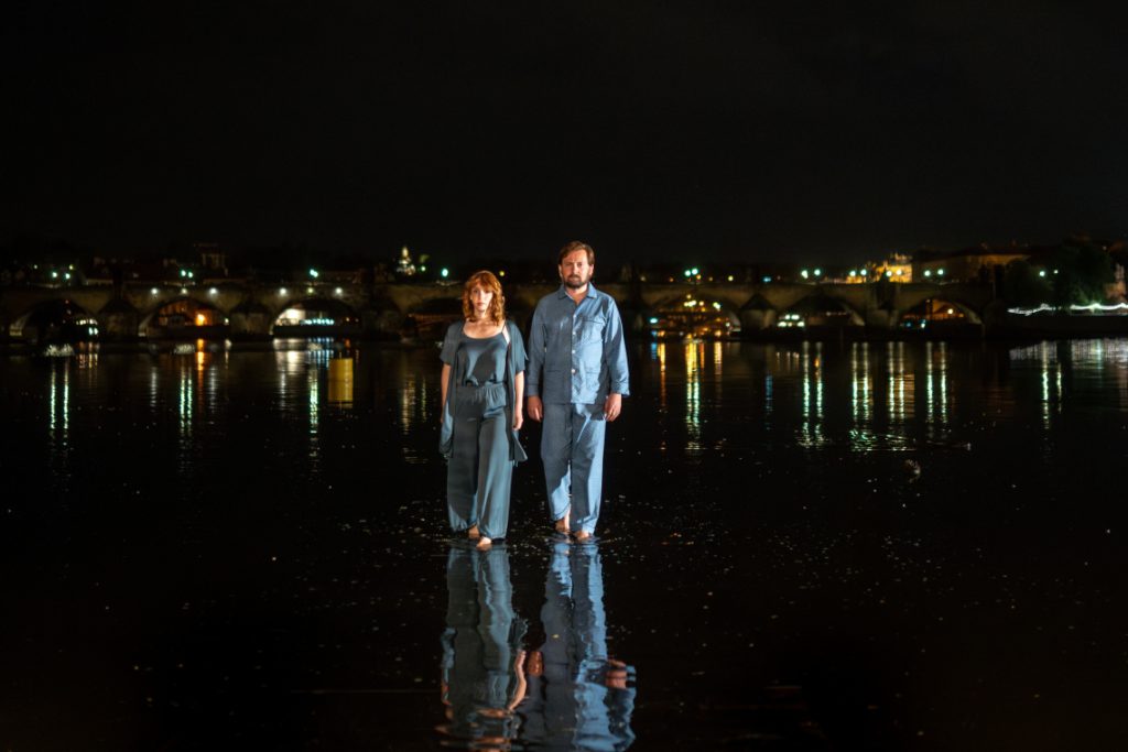 Vica Kerekes a Petr Lněnička jako rodiče s duší slovanských bohů Černaji a Peruna.